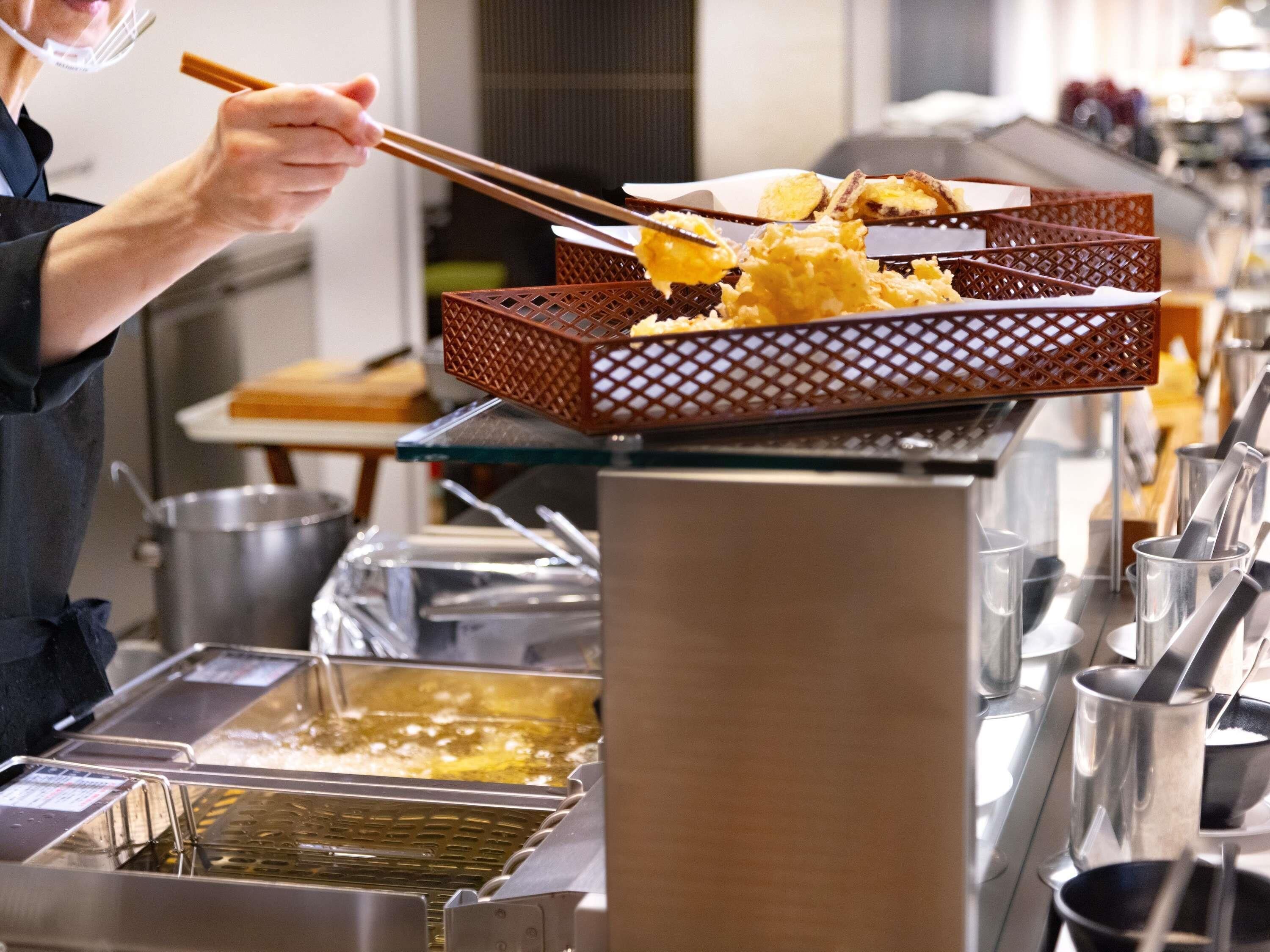Un montaje tipo bufé con diversos alimentos y utensilios.