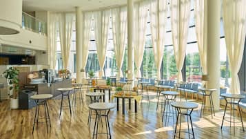 Bureau, fer et planche à repasser, draps fournis