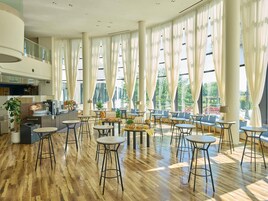 Escritorio, tabla de planchar con plancha y ropa de cama 