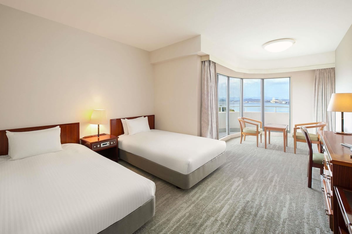 Habitación clásica, 2 camas individuales, vista al mar (Corner) | Escritorio, tabla de planchar con plancha y ropa de cama