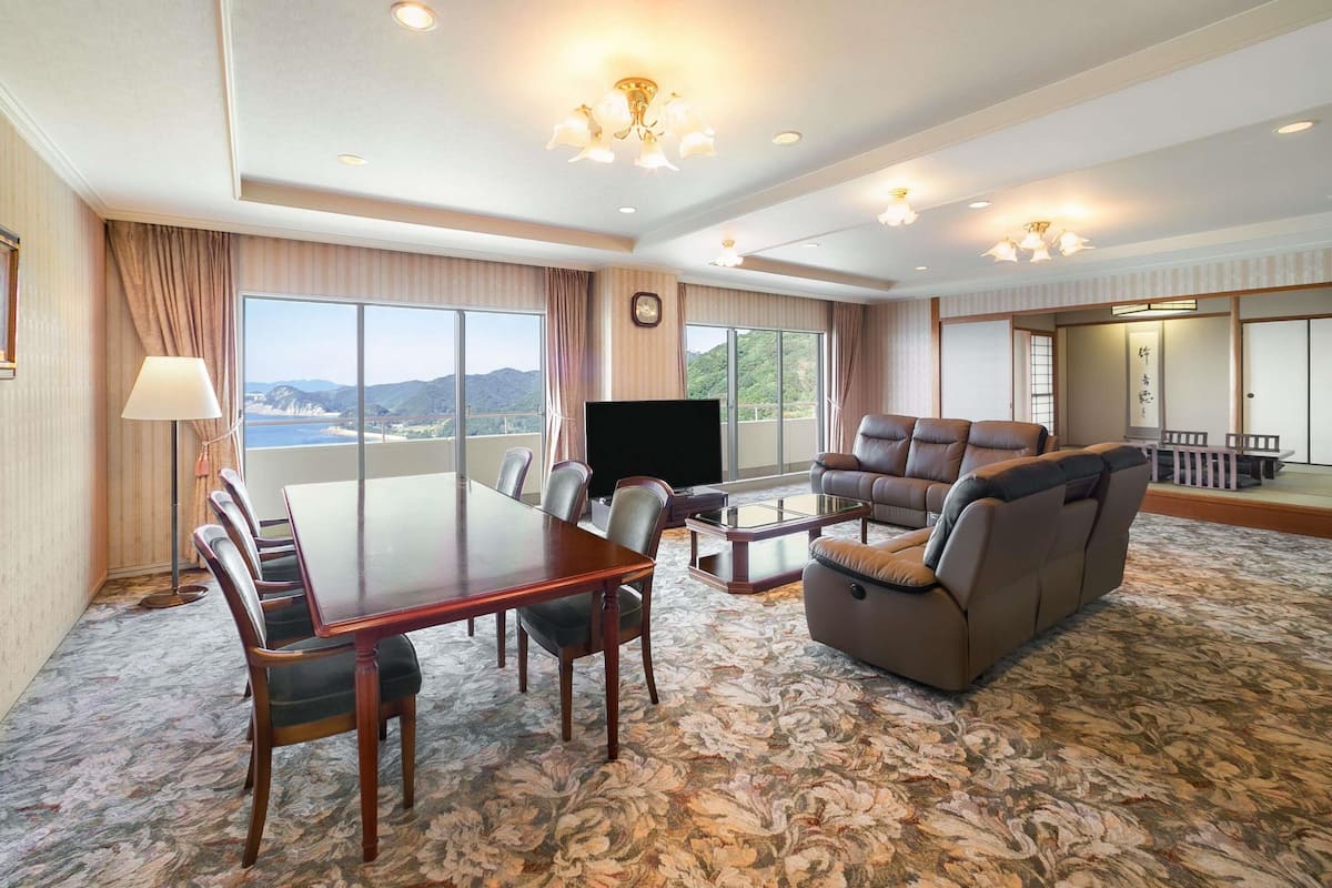 Suite Deluxe, letti multipli, vista mare | Una scrivania, ferro/asse da stiro, lenzuola