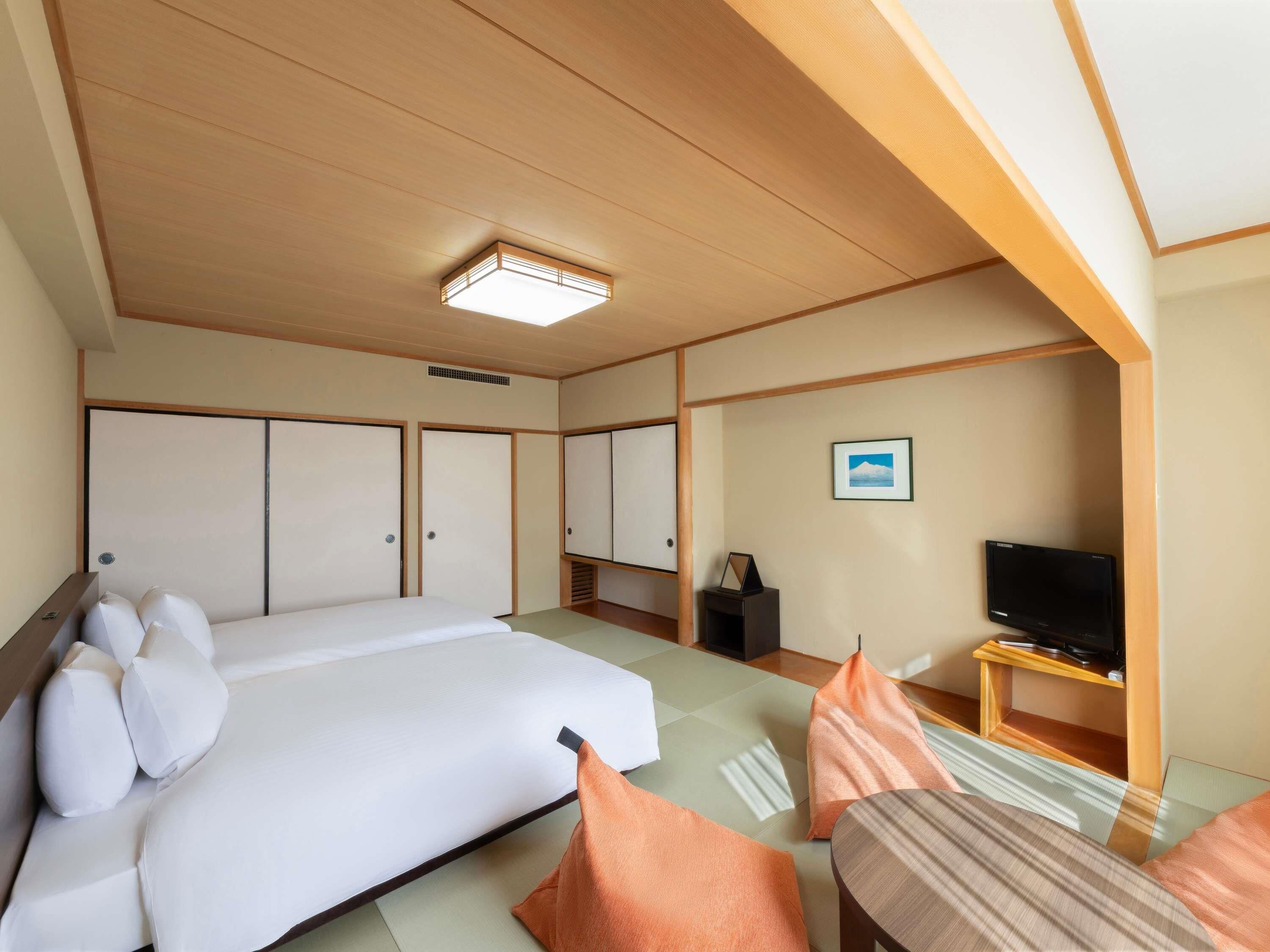 Habitación clásica, 2 camas individuales | Escritorio, tabla de planchar con plancha y ropa de cama 