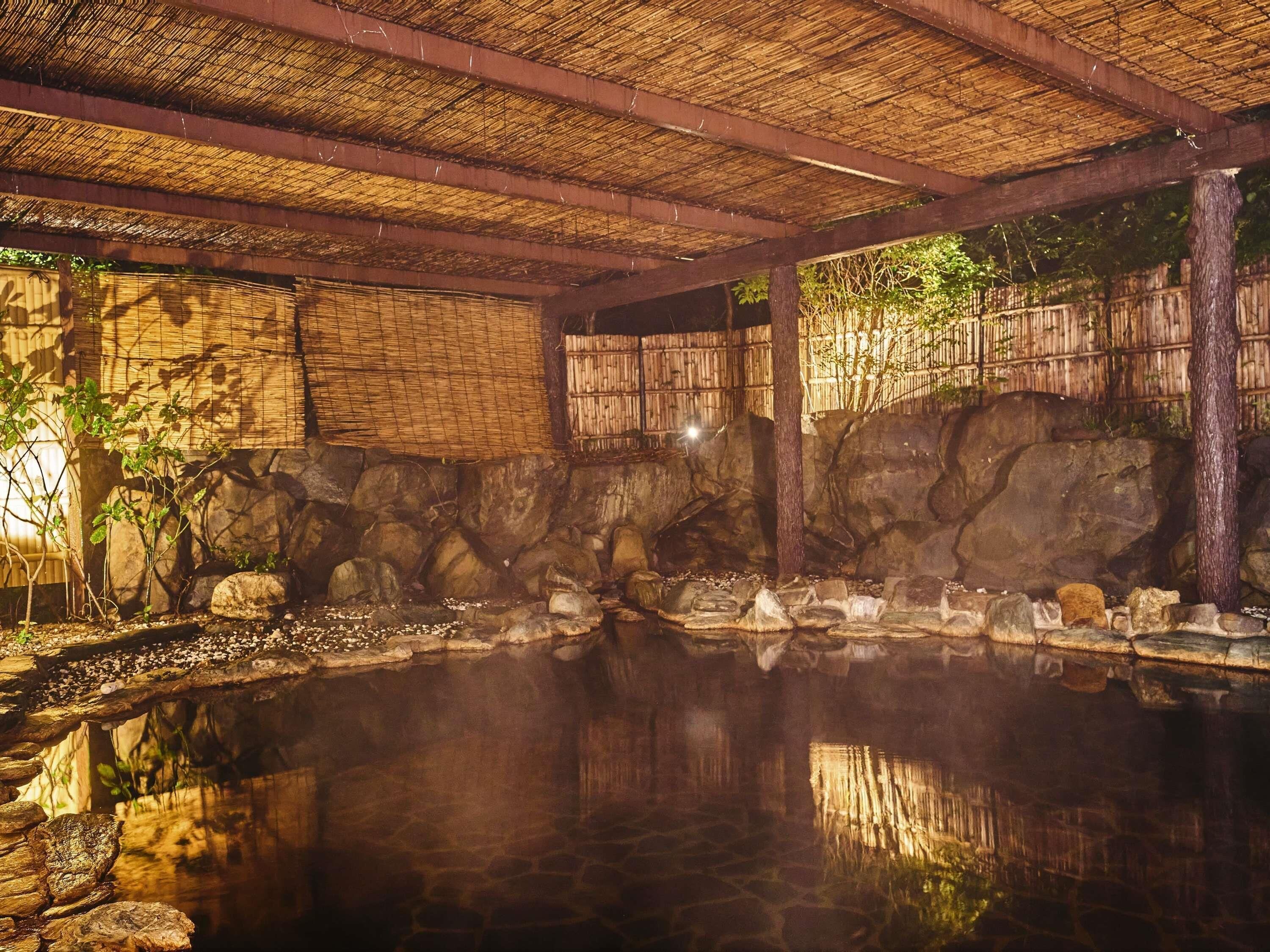 Escritorio, tabla de planchar con plancha y ropa de cama 