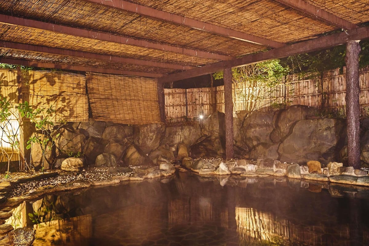 Escritorio, tabla de planchar con plancha y ropa de cama