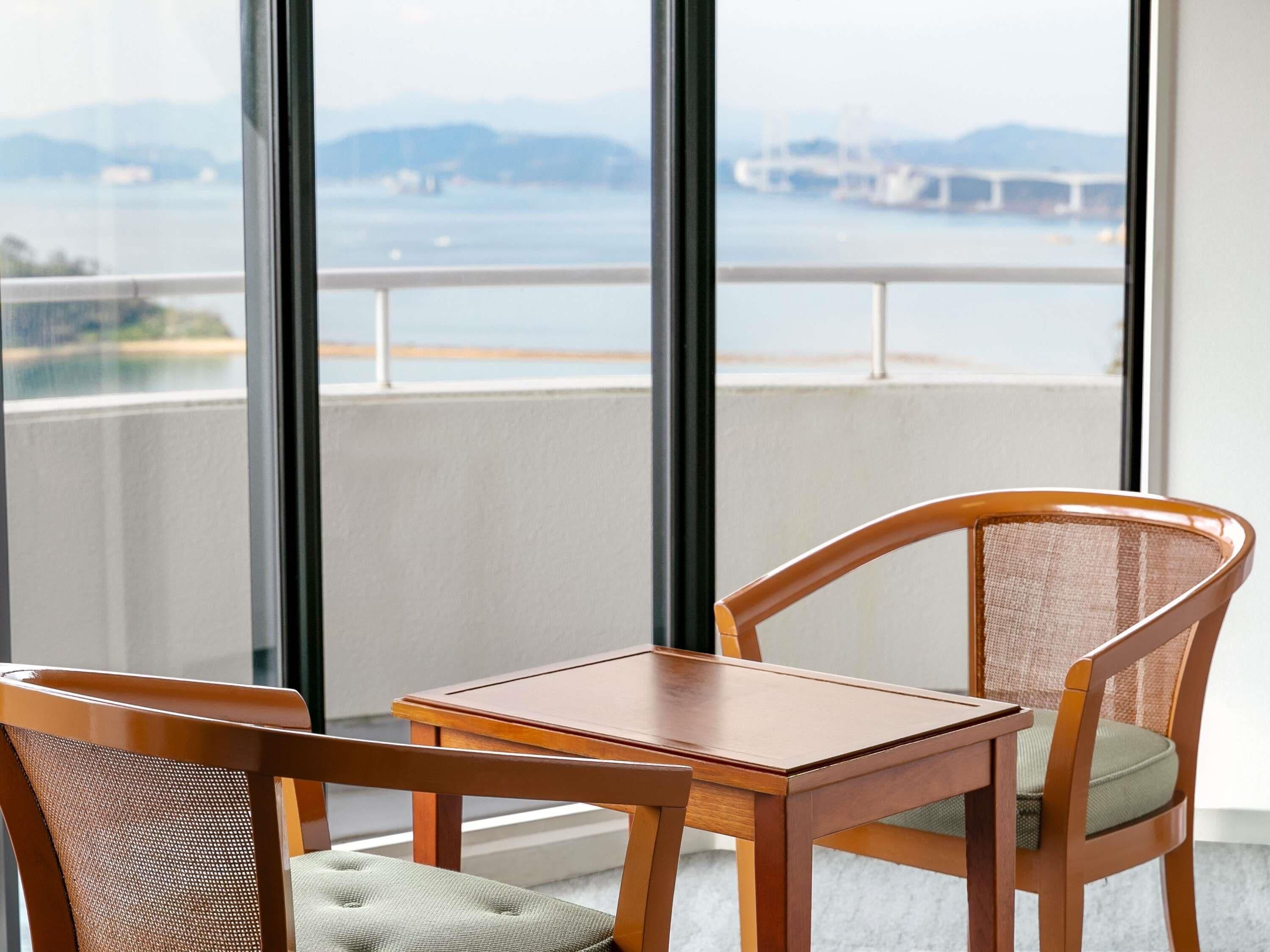 Escritorio, tabla de planchar con plancha y ropa de cama 