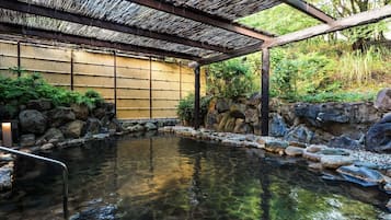 Bureau, fer et planche à repasser, draps fournis