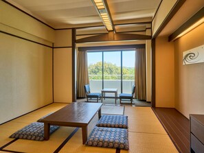 Desk, iron/ironing board, bed sheets - Grand Mercure Awaji Island Resort & Spa (Minamiawaji)
