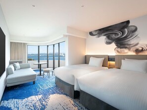 Meja, seterika/papan seterika, cadar katil 