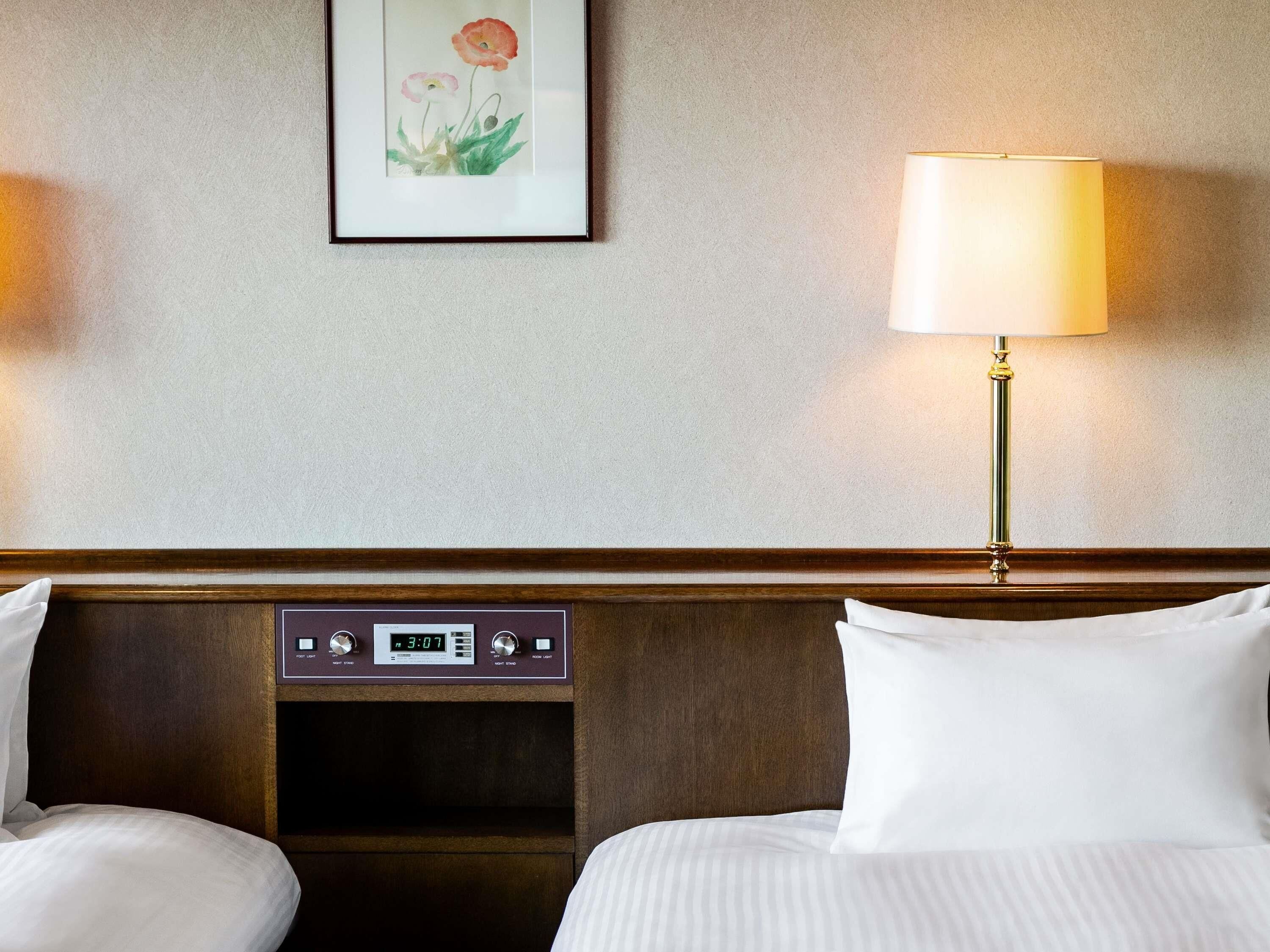 Escritorio, tabla de planchar con plancha y ropa de cama 