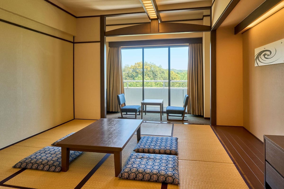 Quarto clássico, várias camas, vista para a montanha (Japanese Style) | Escrivaninha, ferros/tábuas de passar roupa, roupa de cama