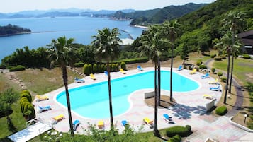 Piscina stagionale all'aperto, ombrelloni da piscina