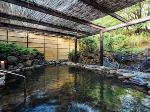 Bureau, fer et planche à repasser, draps fournis