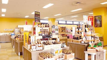 Interior de una tienda con estanterías llenas de diversos productos, entre ellos frascos y cajas, y una zona de mostrador.