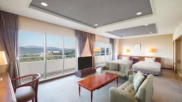 Escritorio, tabla de planchar con plancha y ropa de cama