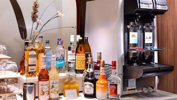 Eine Bar mit einer Kaffeemaschine und verschiedenen alkoholischen Getränken.