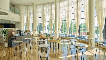 Bureau, fer et planche à repasser, draps fournis