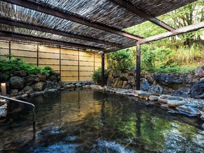 Skrivebord, strykejern/-brett og sengetøy