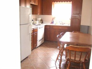 Deluxe Apartment, 2 Bedrooms, Kitchen, Pool View | Private kitchen | Fridge, microwave - Royal Court Motel (Wildwood)
