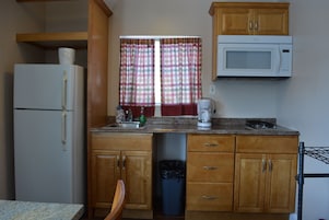 Deluxe Apartment, 2 Bedrooms, Kitchen, Pool View | Private kitchen | Fridge, microwave