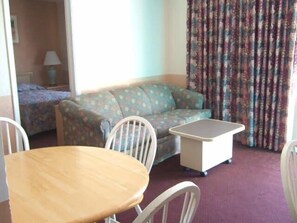 Basic-Apartment, 2 Schlafzimmer, Küche | Wohnbereich | Fernseher