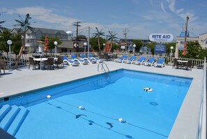 Seasonal outdoor pool - Royal Court Motel (Wildwood)