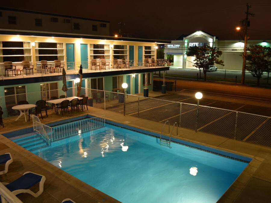 Boendets fasad - kväll/natt