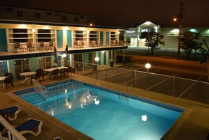 Fachada de la propiedad por la tarde o noche