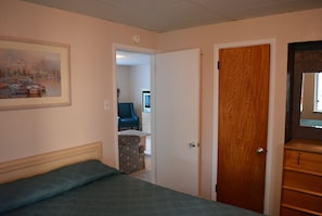 Grand Apartment, 2 Bedrooms, Kitchen, Pool View | Free WiFi, bed sheets - Royal Court Motel (Wildwood)