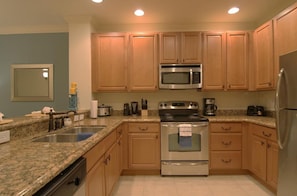 Premium Townhome, 4 Bedrooms, Resort View, Courtyard Area | Private kitchen | Full-size fridge, microwave, stovetop, dishwasher