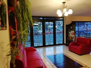 Lobby sitting area - Hostal Capri (Quito)