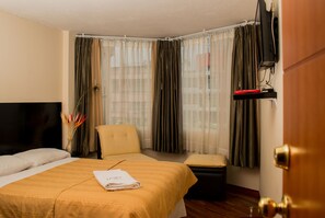 Enkeltrom, ikke-røyk | Safe på rommet, skrivebord, blendingsgardiner og wi-fi (inkludert)