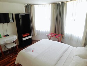 Habitación tradicional doble, no fumadores | Caja fuerte, escritorio, cortinas opacas y wifi gratis