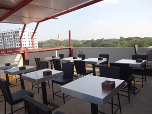 Se sirven cenas y cocina a la parrilla; con mesas al aire libre