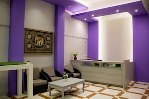 Interior entrance - Hotel Mila Noa (Yangon)