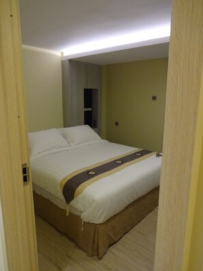 Ropa de cama de alta calidad y caja de seguridad en la habitación 