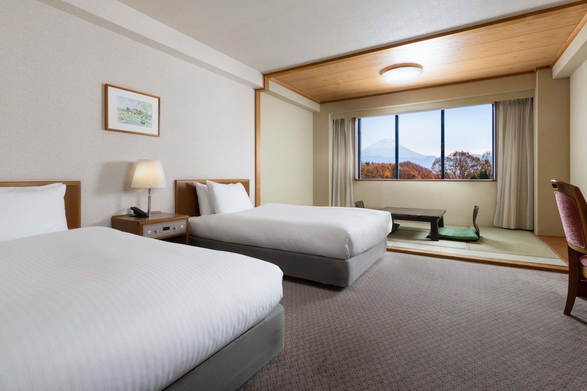 Rom – classic (Japanese-Western Style) | Sengetøy av topp kvalitet, dundyner, safe på rommet og skrivebord