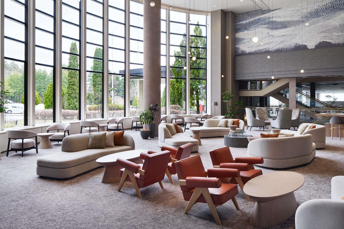 Ylelliset vuodevaatteet, untuvapeitot, tallelokero huoneessa, työpöytä