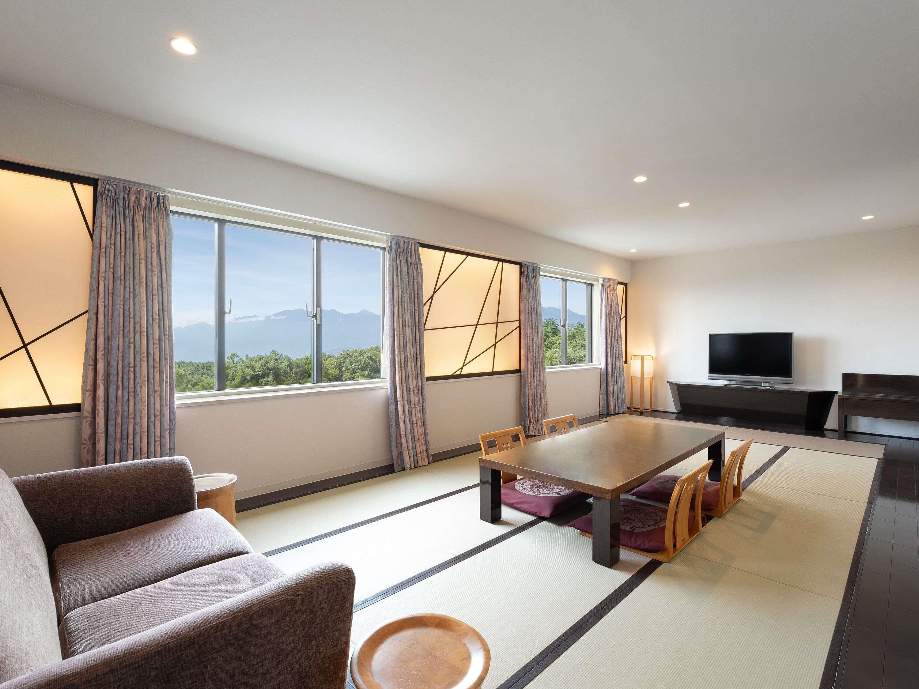 Executive Junior Suite, 2 Twin Beds and 4 Extra Beds, Mountain View
