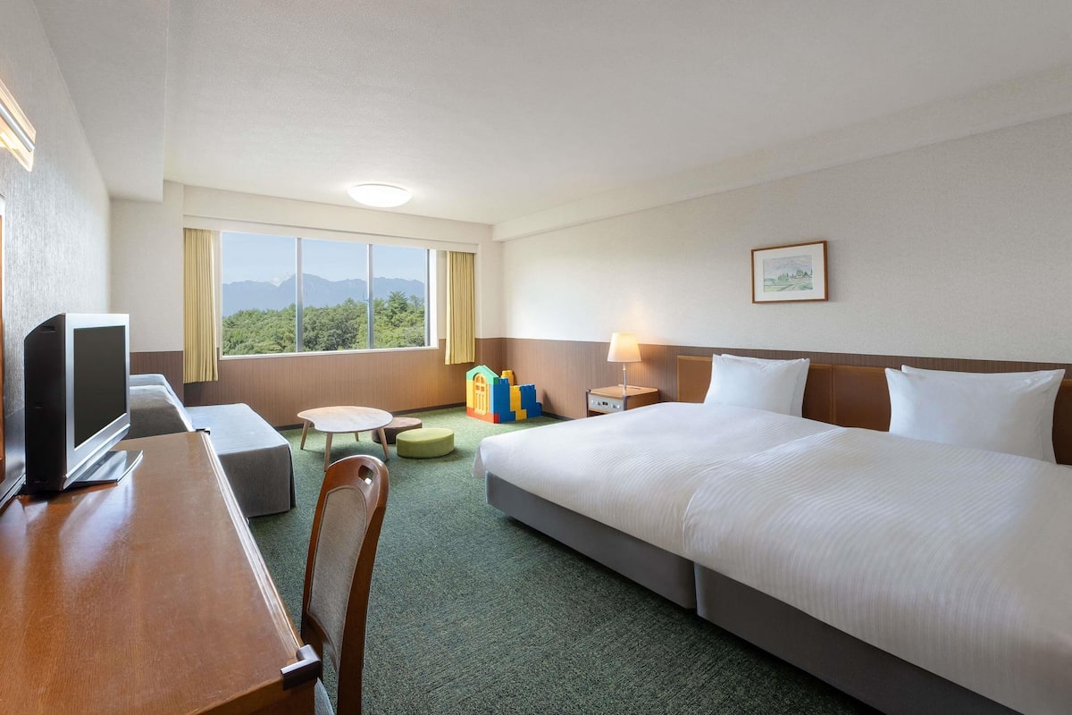 Classic Room (2 Twin Beds and 1 Sofabed) | Premium bedding, down comforters, in-room safe, desk