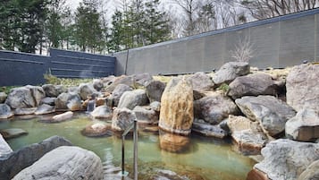 Rom – classic (Japanese Style. 4 Futon Beds) | Sengetøy av topp kvalitet, dundyner, safe på rommet og skrivebord