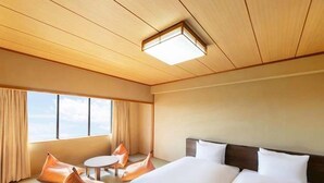 Rom – standard (Modern Japanese Style) | Sengetøy av topp kvalitet, dundyner, safe på rommet og skrivebord