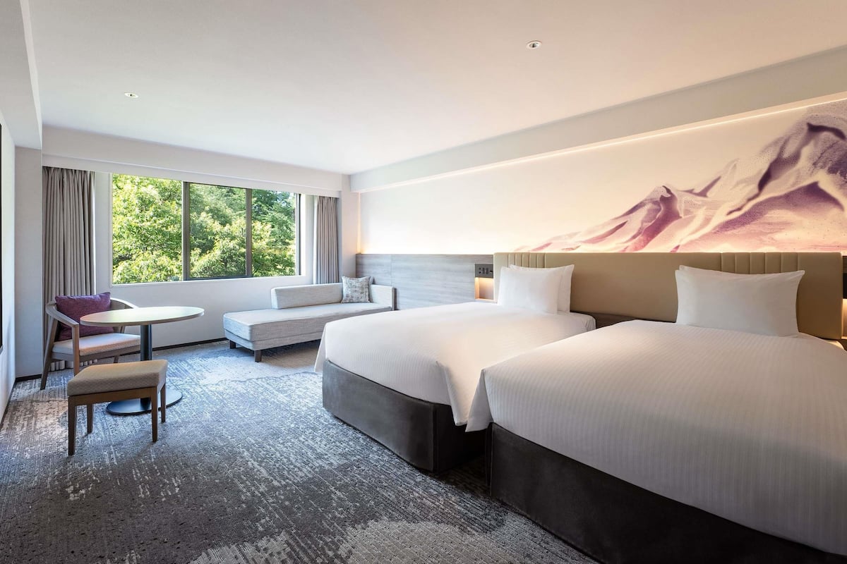 Premium bedding, down comforters, in-room safe, desk