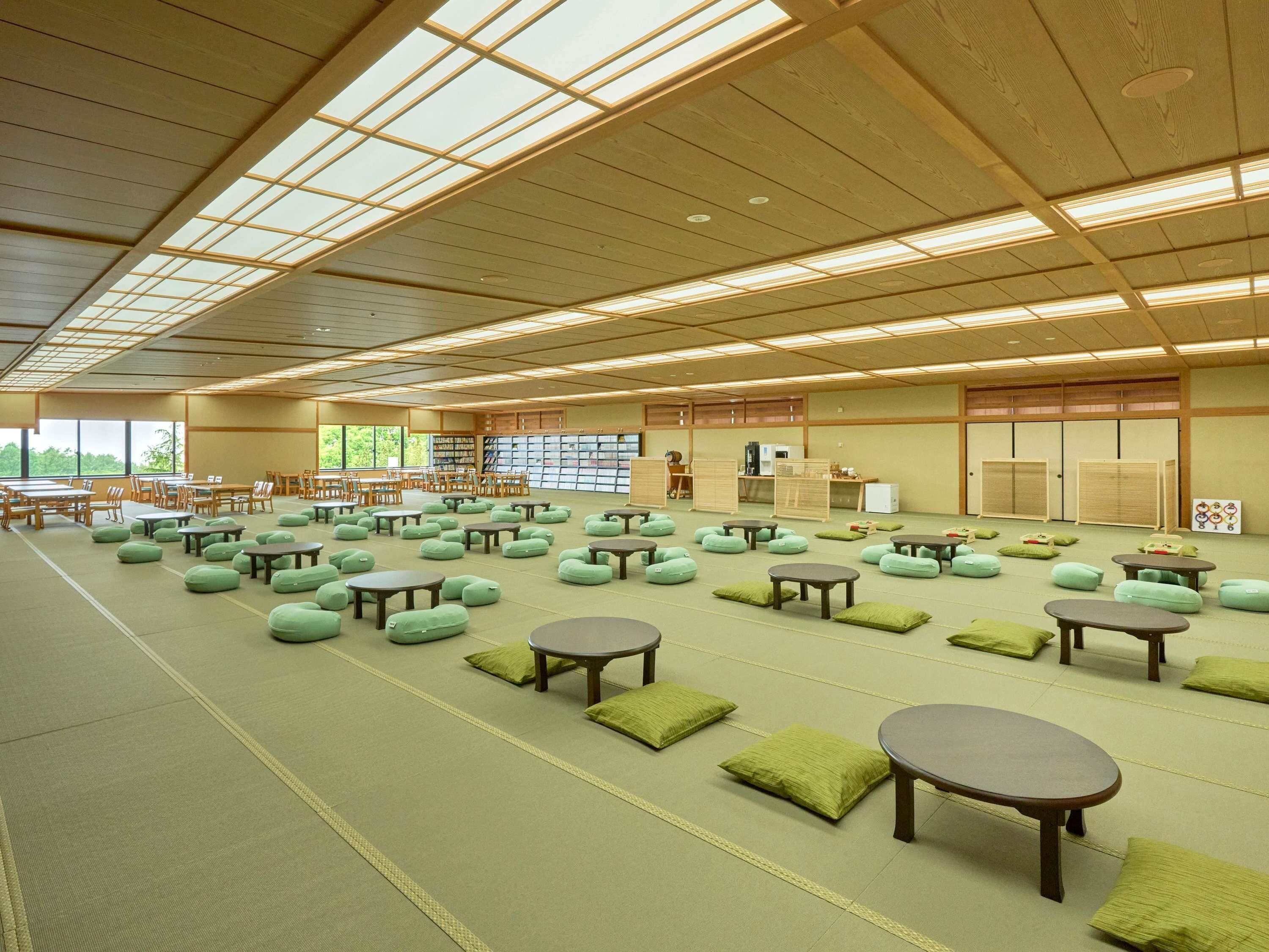 Sengetøy av topp kvalitet, dundyner, safe på rommet og skrivebord