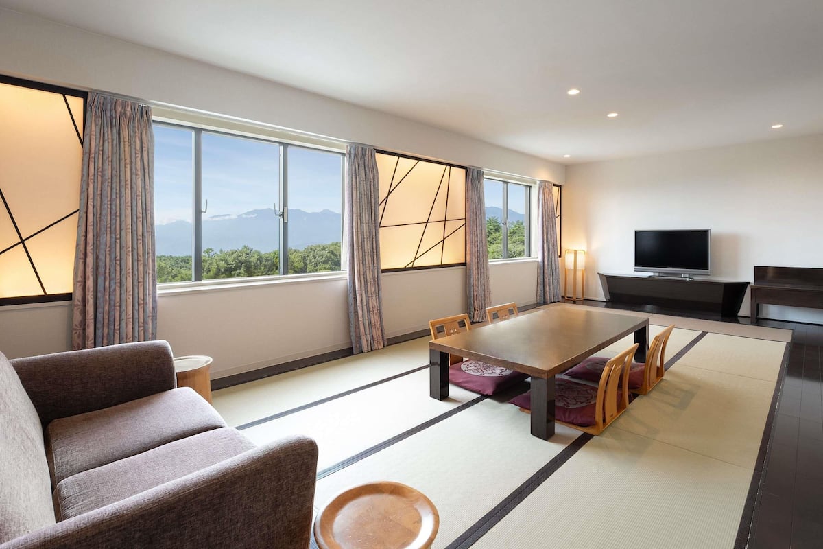 Executive Junior Suite, 2 Twin Beds and 4 Extra Beds, Mountain View