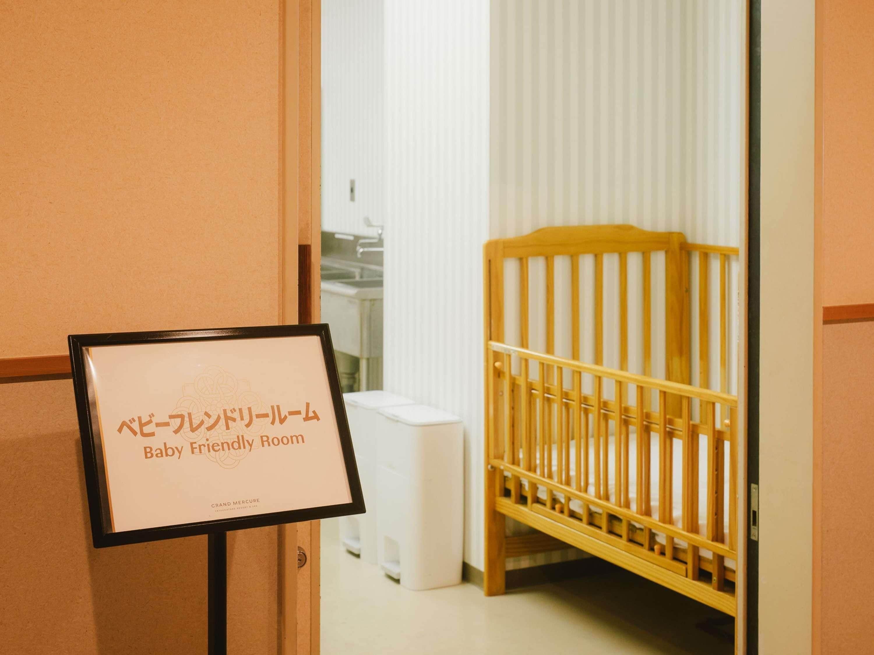 Habitación para bebés con una cuna de madera y un cartel enmarcado.
