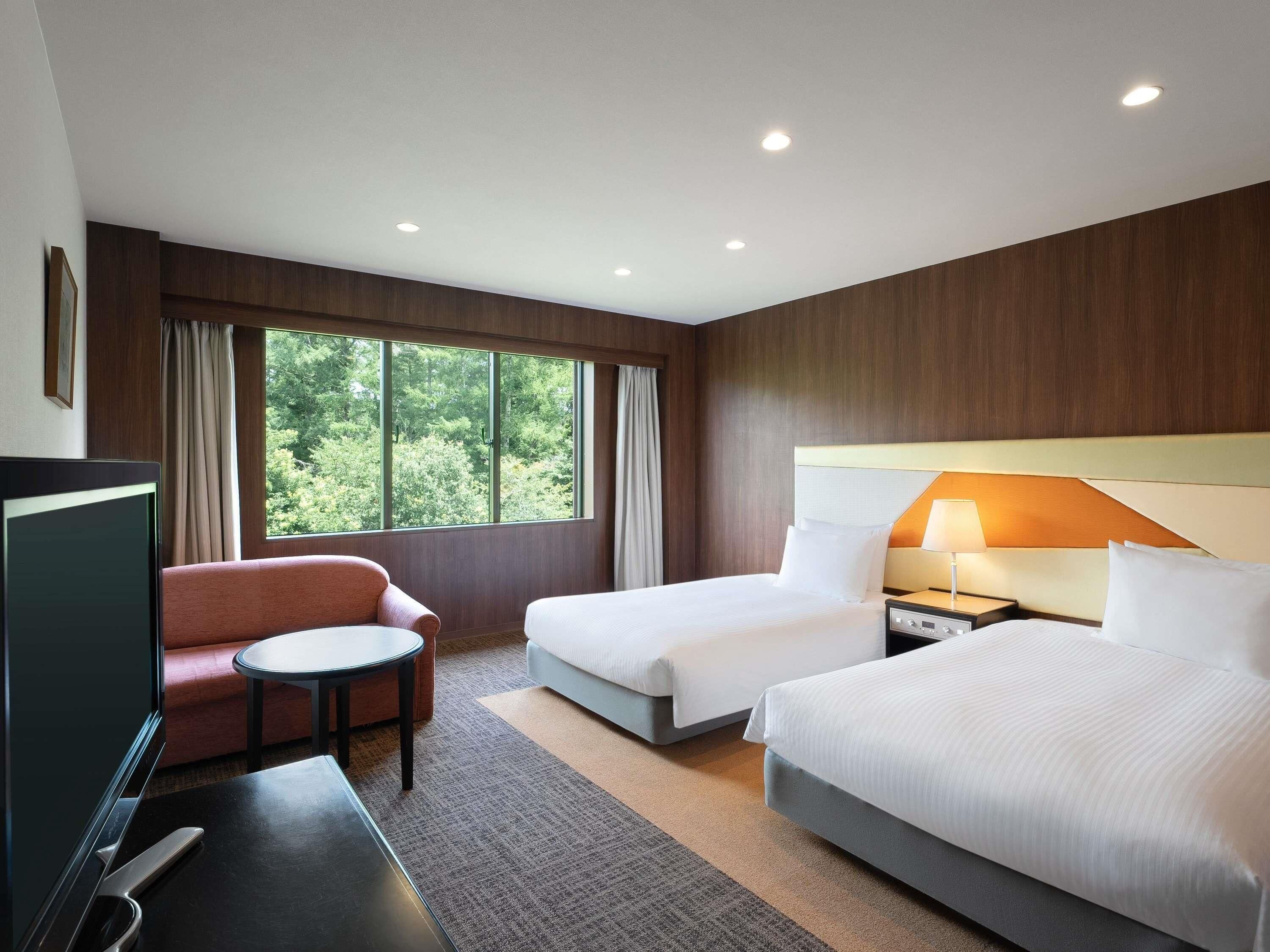Standardzimmer (2 Twin Beds and 1 Sofabed) | Hochwertige Bettwaren, Daunenbettdecken, Zimmersafe, Schreibtisch