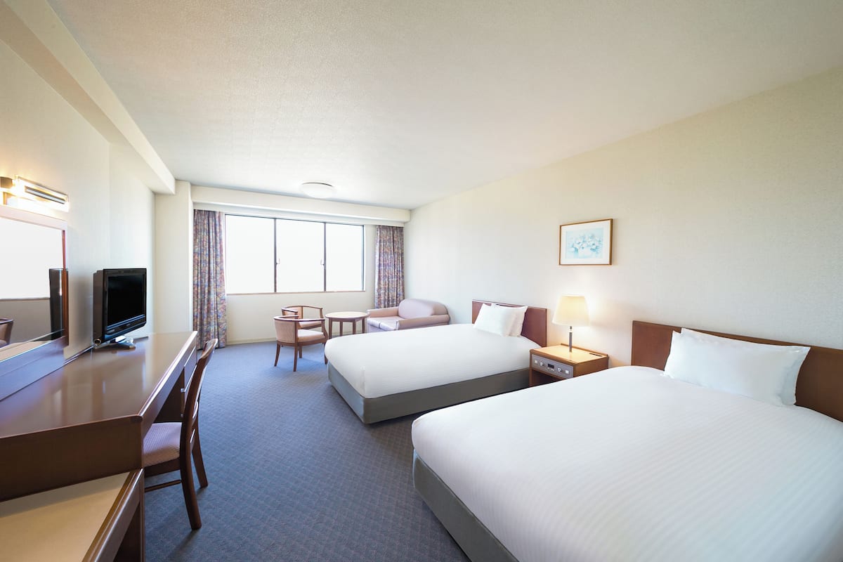 Premium bedding, down comforters, in-room safe, desk