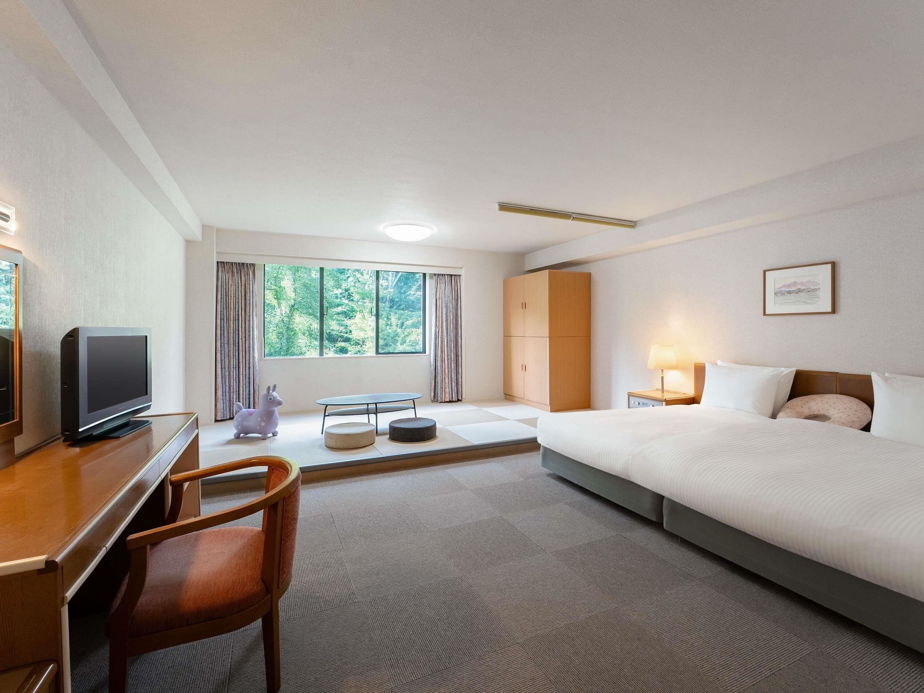 Classic Room (Japanese-Western Style. 2 Twin Beds and 3 Futon Beds)