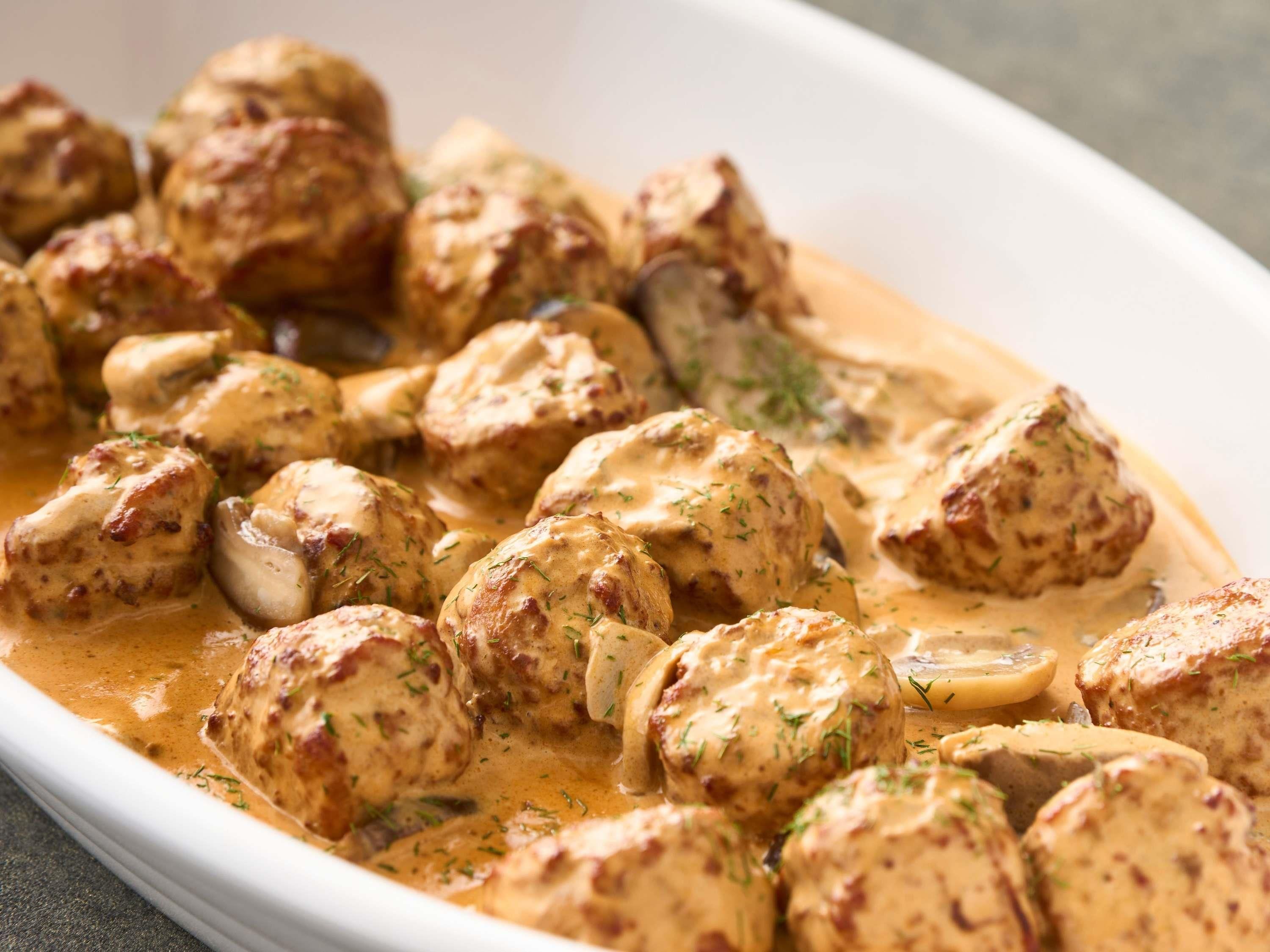 Un plat de boulettes de viande nappées d’une sauce crémeuse.