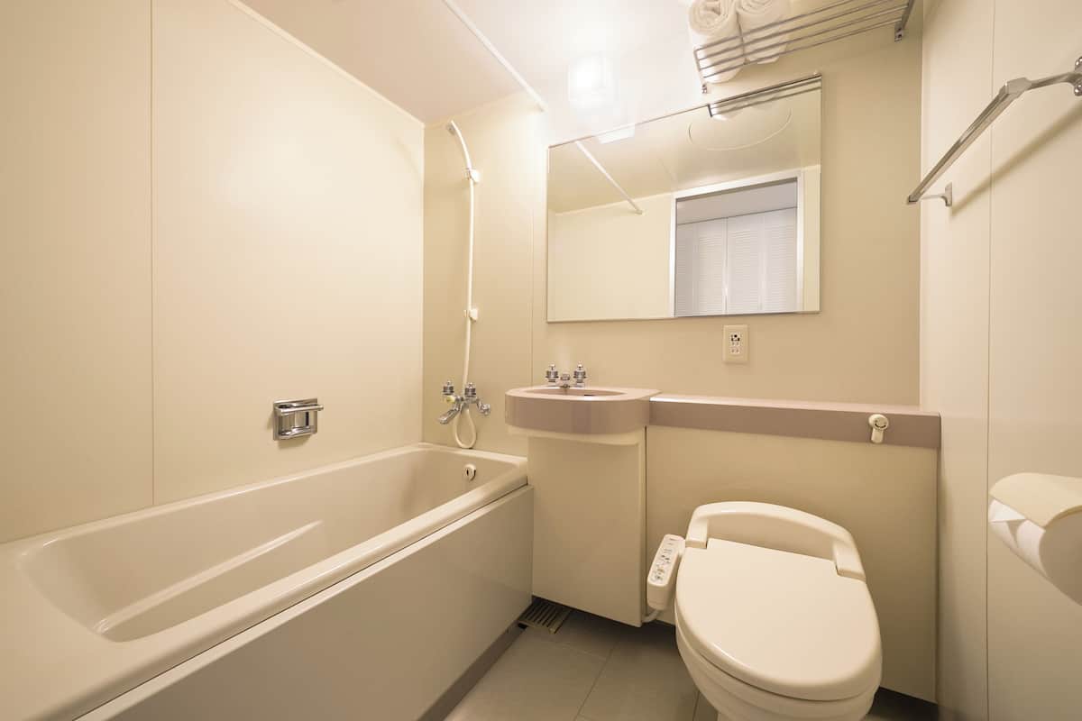 Kelengkapan dandanan diri percuma, pengering rambut, selipar, bidet